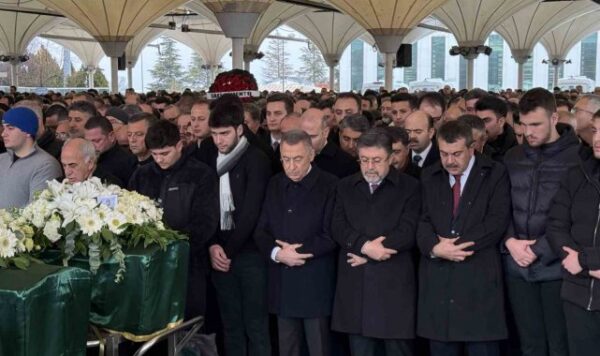 aile fertlerinin cenazeleri Karşıyaka Mezarlığı'na defnedildi