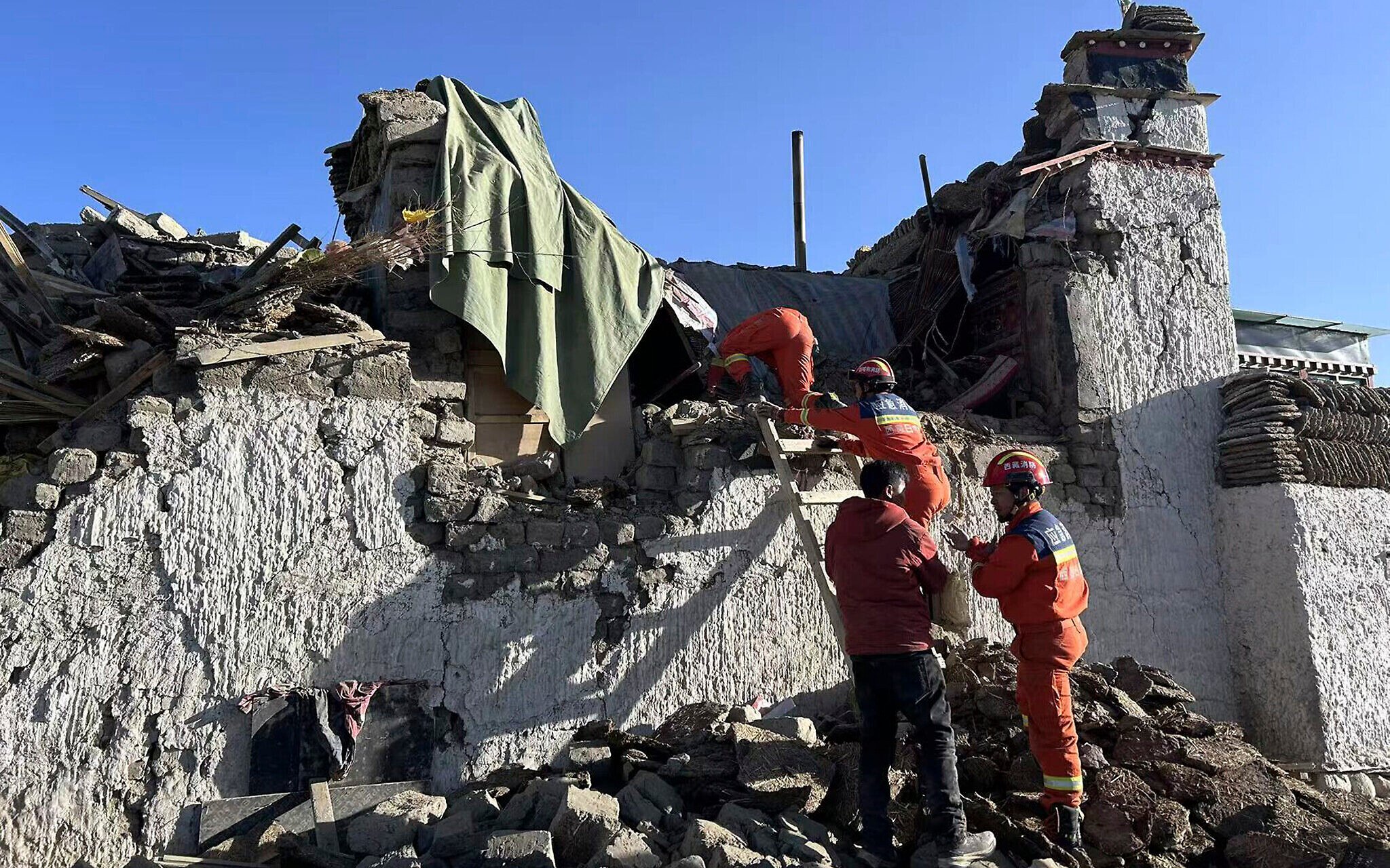 Tibet Özerk Bölgesi’nde meydana gelen 7.1 büyüklüğündeki depremde 53 kişi hayatını kaybetti.