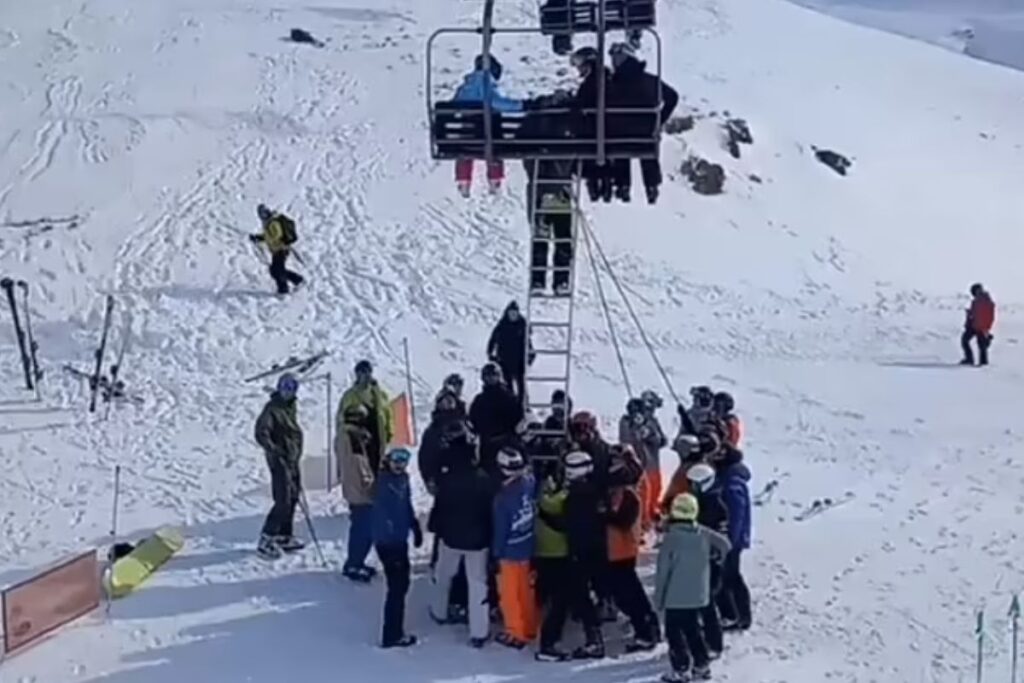 İspanya'nın Pyrenees bölgesinde yer alan Astún Kayak Merkezi’nde teleferik sisteminde meydana gelen arıza, büyük bir kazaya yol açtı.