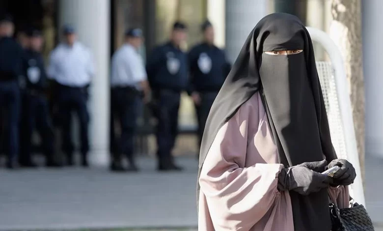 İsviçre'de 'Burka Yasağı' yürürlüğe girdi. Kamuya açık alanlarda yüzü tamamen kapatan giysiler yasaklandı.