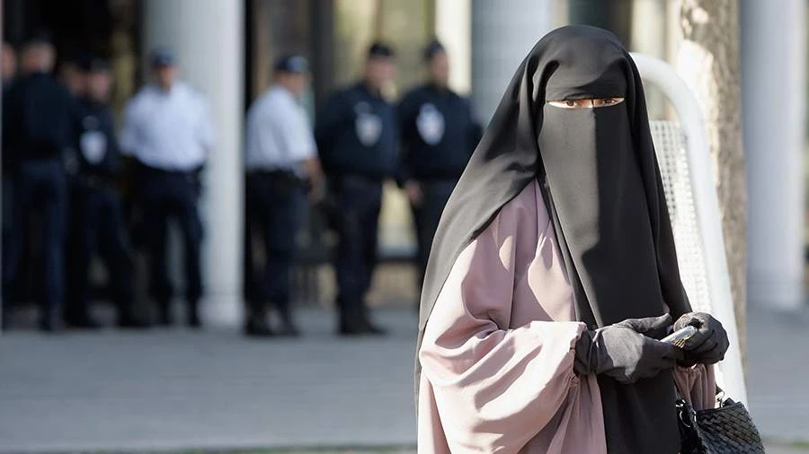 İsviçre'de 'Burka Yasağı' yürürlüğe girdi. Kamuya açık alanlarda yüzü tamamen kapatan giysiler yasaklandı.