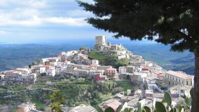 İtalya'nın Calabria bölgesindeki Belcastro köyü, sağlık hizmetlerindeki yetersizliklere dikkat çekmek için sıra dışı bir kararnameye imza attı.