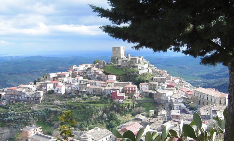 İtalya'nın Calabria bölgesindeki Belcastro köyü, sağlık hizmetlerindeki yetersizliklere dikkat çekmek için sıra dışı bir kararnameye imza attı.