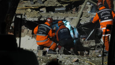 Konya Selçuklu'da çöken binada arama kurtarma çalışmaları 12 saattir devam ediyor. 3 kişi sağ olarak çıkarılırken, 2 kişiye ulaşılmaya çalışılıyor. 4 şüpheli gözaltında.