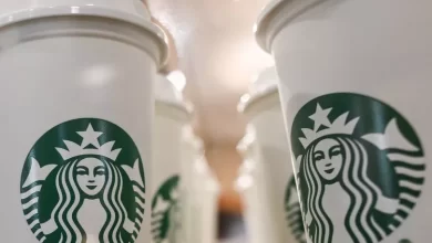 Starbucks, Kuzey Amerika'daki mağazalarında 6 yıl önce başlattığı satın almadan kullanım politikasını kaldırıyor.