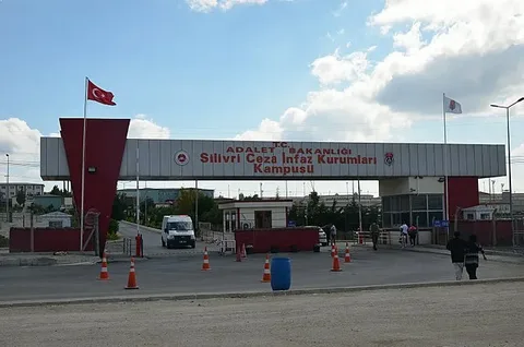 Özgür Özel Silivri ziyaretinde bulundu. Ümit Özdağ Ve Pek çok tutukluyu ziyaret etti.