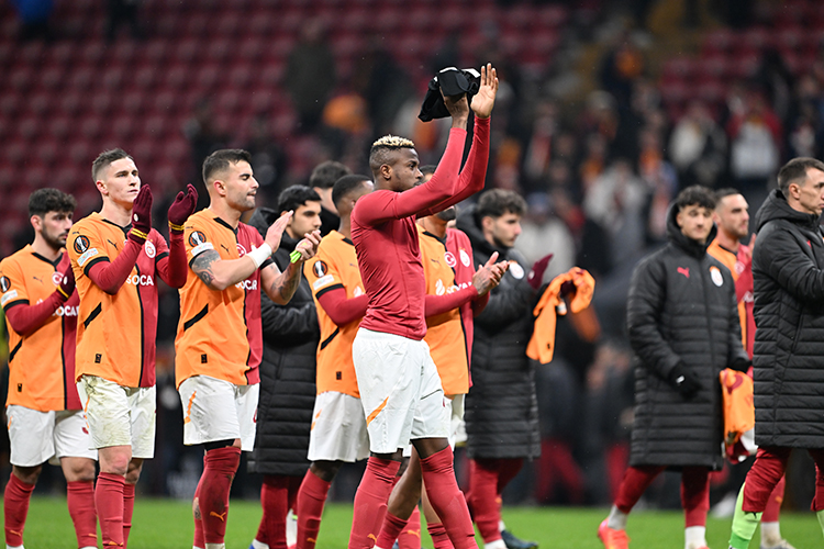 Galatasaray, UEFA Avrupa Ligi son 16 play-off turunda AZ Alkmaar ile 2-2 berabere kalarak turnuvaya veda etti.