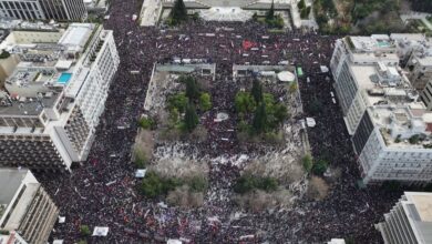 Yunanistan’ın başkenti Atina'da, Tempi tren kazasının ikinci yıl dönümünde binlerce kişi bir araya gelerek istedi.