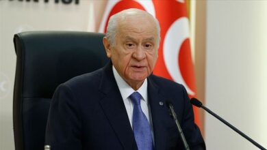 Devlet Bahçeli, "Terörsüz Türkiye" hedefi kapsamında, PKK ve bağlantılı tüm terör gruplarının derhal silah bırakması gerektiğini söyledi.