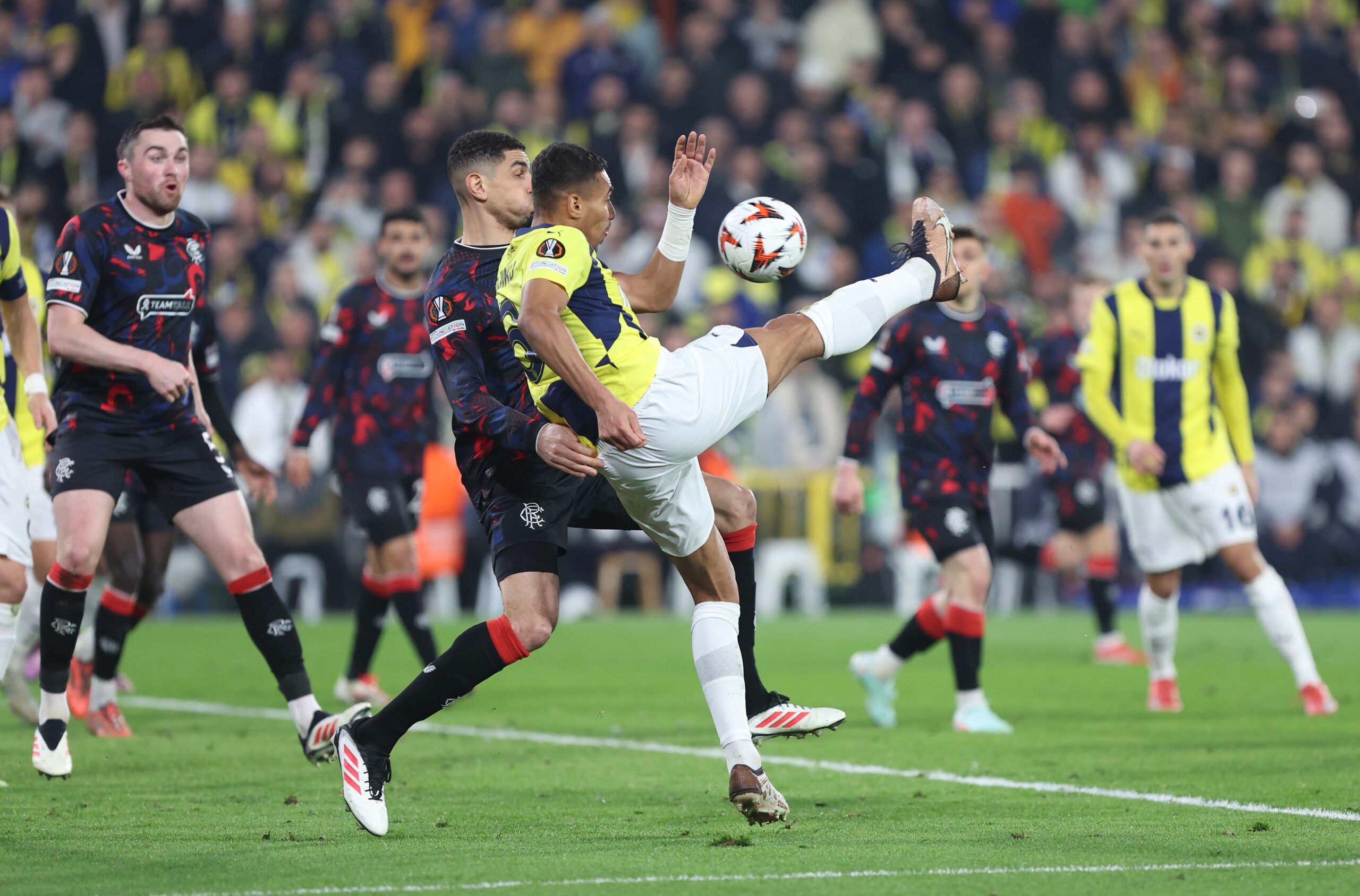 UEFA Avrupa Ligi son 16 turu ilk maçında Fenerbahçe, sahasında Rangers'a 3-1 mağlup oldu. Jose Mourinho, takımının performansını eleştirdi.