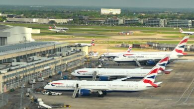 Londra'nın en yoğun havalimanı Heathrow, bir elektrik trafo merkezinde çıkan yangın nedeniyle büyük bir kesinti yaşadı.