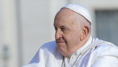 Zatürre tedavisi gören 88 yaşındaki Papa Francis, solunum krizi geçirerek hastanede müdahale edildi.